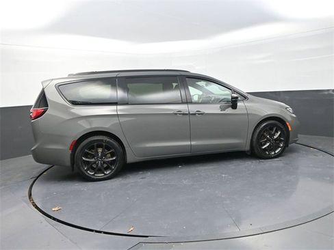 Used 2023 Chrysler Pacifica Limited w/ Uconnect Theater Family Group image 8