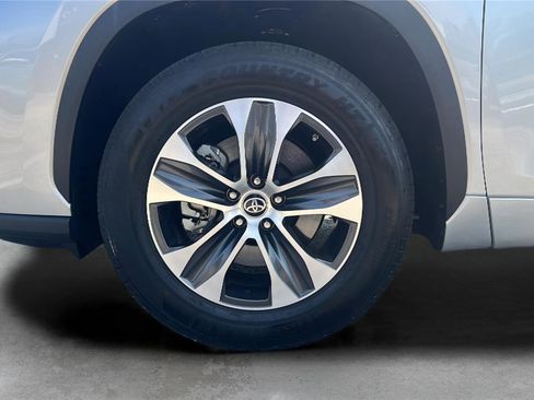 Used 2021 Toyota Highlander XLE image 24