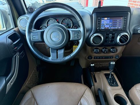 Used 2013 Jeep Wrangler Unlimited Rubicon w/ Max Tow Pkg image 10