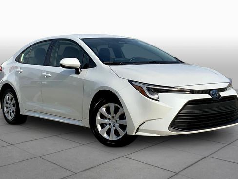 Used 2024 Toyota Corolla LE image 3