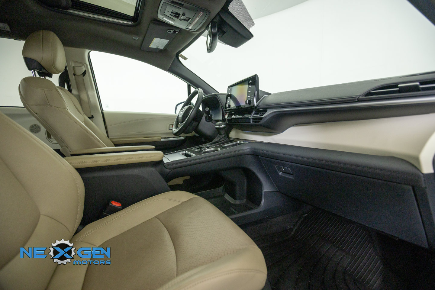 Used 2024 Toyota Sienna Limited AWD/4WD image 40