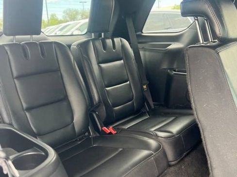 Used 2016 Ford Explorer XLT w/ Equipment Group 202A FWD image 32