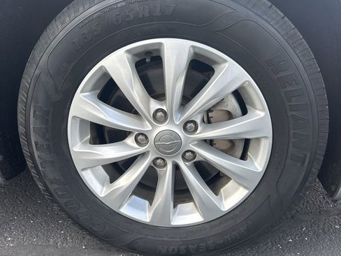 Used 2017 Chrysler Pacifica Touring-L FWD image 9