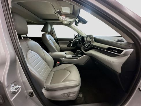 Used 2023 Toyota Highlander XLE image 35