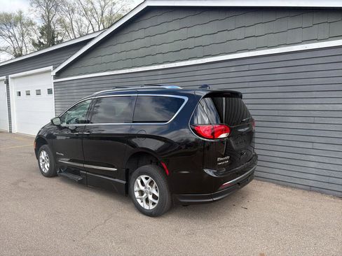 Used 2020 Chrysler Pacifica Touring-L w/ Tire & Wheel Group FWD image 13