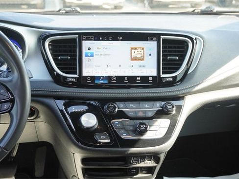 Used 2022 Chrysler Pacifica Touring image 18