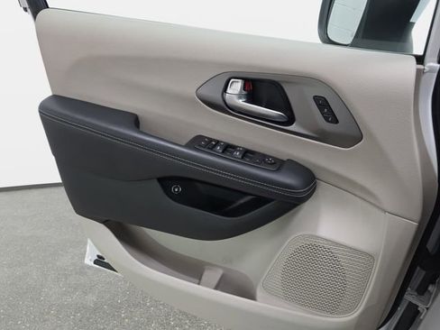 Used 2023 Chrysler Pacifica Touring-L image 27