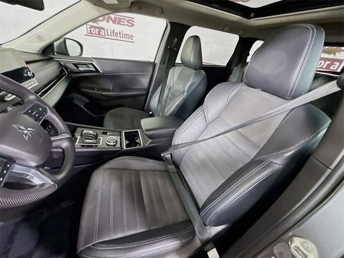 Used 2023 Mitsubishi Outlander SE image 26