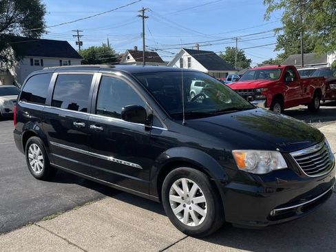 Used 2014 Chrysler Town & Country Touring w/ Driver Convenience Group FWD image 2