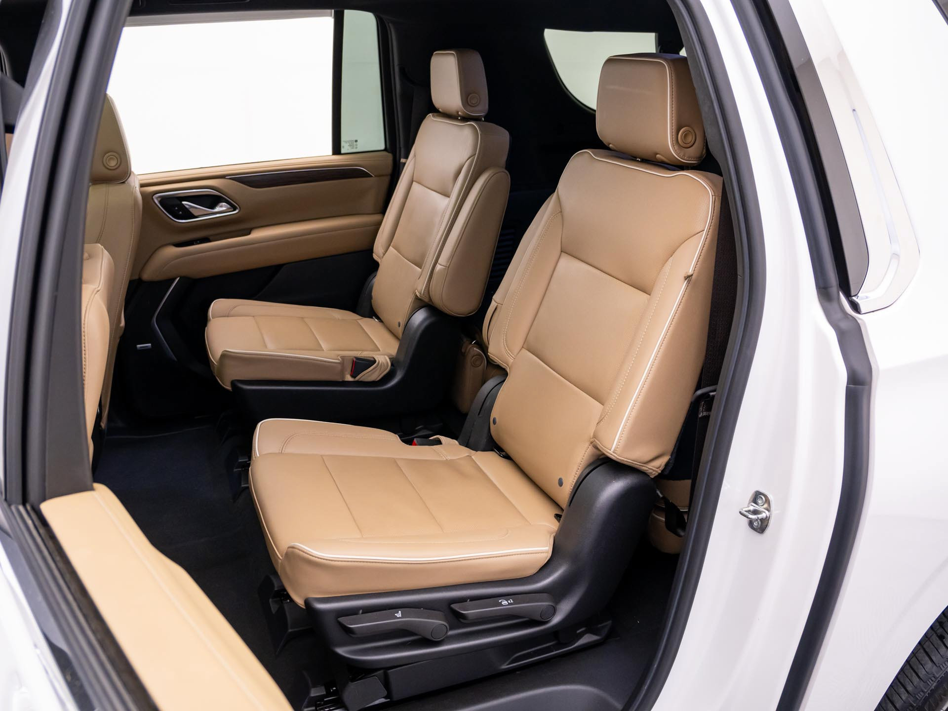 Used 2021 Chevrolet Suburban Premier w/ Premium Package AWD/4WD image 16