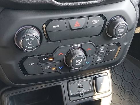 Used 2018 Jeep Renegade Altitude w/ Popular Equipment Group FWD image 20