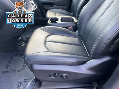 Used 2025 Chrysler Pacifica Select FWD image 11
