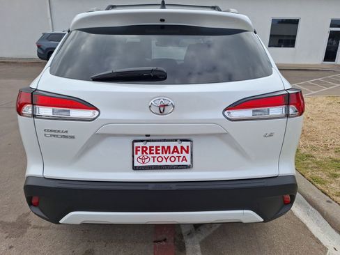 Used 2025 Toyota Corolla Cross LE image 5