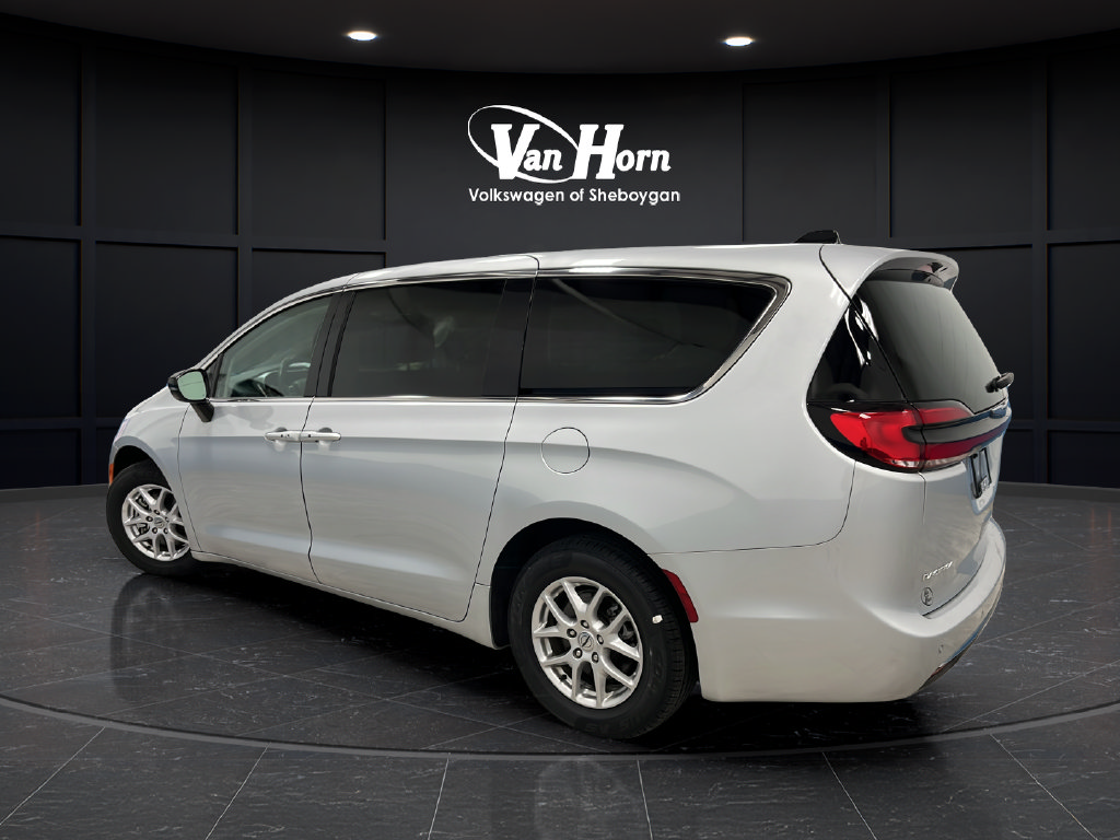 Used 2024 Chrysler Pacifica Touring-L FWD image 5