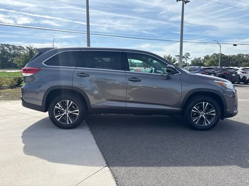 Used 2019 Toyota Highlander LE FWD image 4