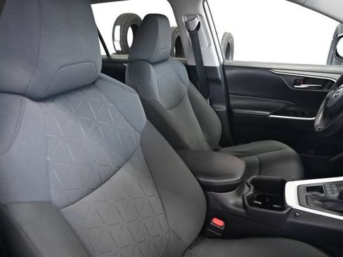 Used 2022 Toyota RAV4 XLE AWD/4WD image 9