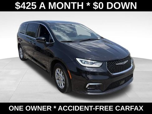 Used 2025 Chrysler Pacifica Select FWD image 8