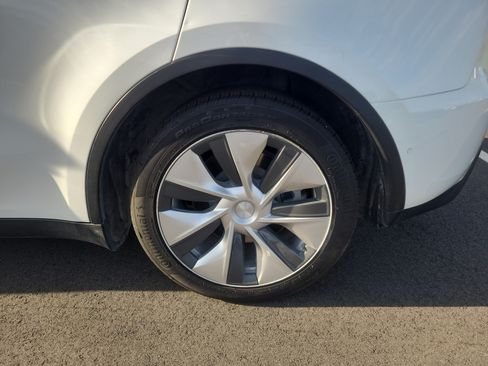 Used 2022 Tesla Model Y Long Range AWD/4WD image 10