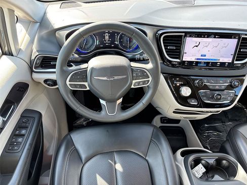 Used 2023 Chrysler Pacifica Touring-L FWD image 21