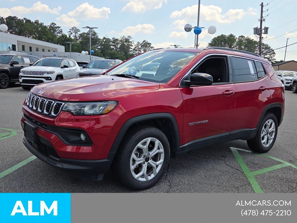 Used 2025 Jeep Compass Latitude AWD/4WD image 3