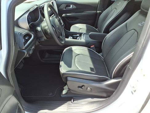 New 2027 Chrysler Pacifica Limited AWD/4WD image 12