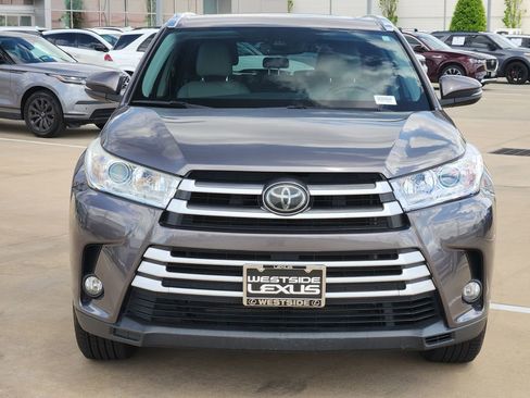 Used 2018 Toyota Highlander XLE image 2