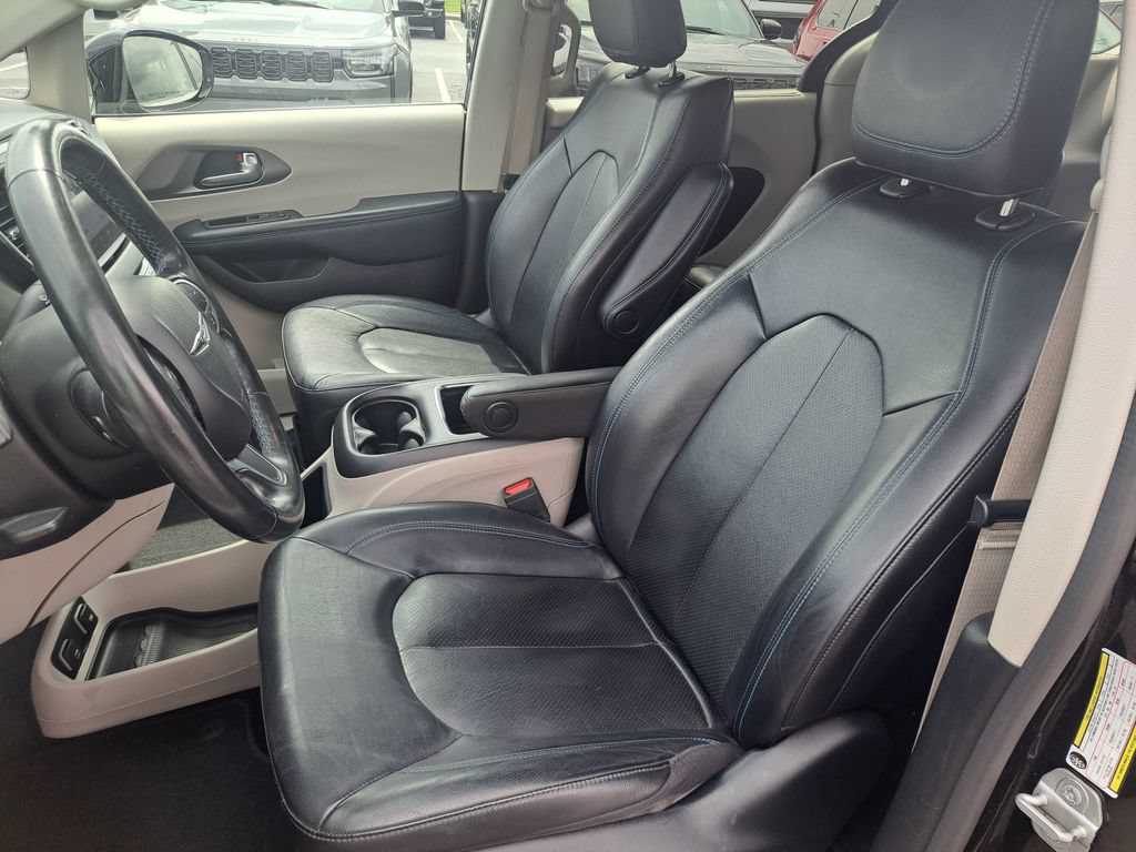 Used 2021 Chrysler Pacifica Touring-L FWD image 21