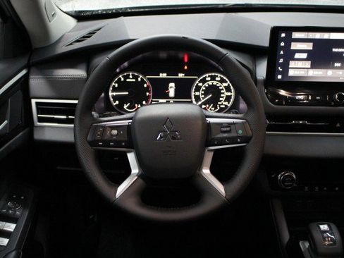 New 2025 Mitsubishi Outlander SE image 21
