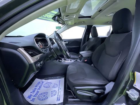 Used 2016 Jeep Cherokee Latitude w/ Cold Weather Group image 18