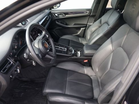 Used 2025 Porsche Macan image 9