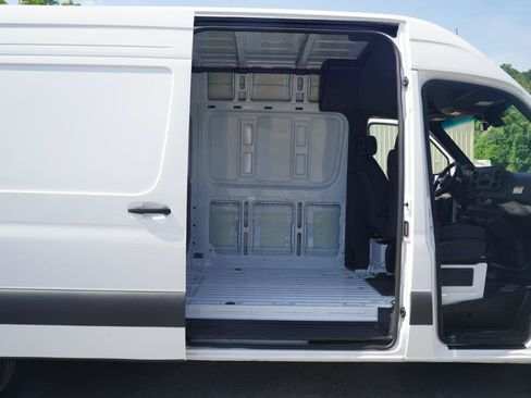 Used 2025 Mercedes-Benz Sprinter 2500 image 32