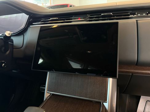 Used 2025 Land Rover Range Rover SE image 26