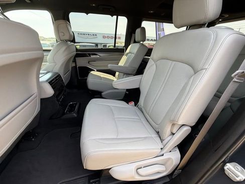 Used 2025 Jeep Wagoneer Series III w/ Premium Group I AWD/4WD image 10