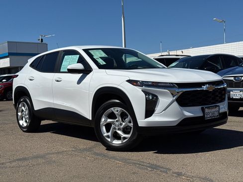 Used 2024 Chevrolet Trax LS w/ LS Convenience Package FWD image 2