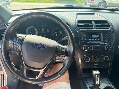 Used 2017 Ford Explorer XLT AWD/4WD image 7