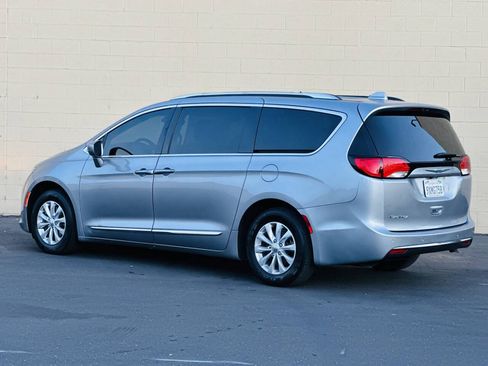 Used 2020 Chrysler Pacifica Touring-L FWD image 6