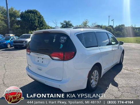 Used 2017 Chrysler Pacifica Touring-L FWD image 5