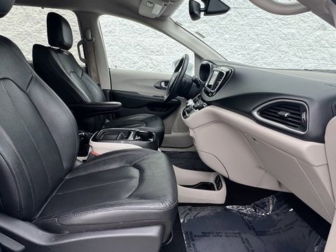 Used 2020 Chrysler Pacifica Touring-L image 14