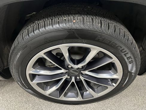 Used 2024 Jeep Wagoneer L Series II w/ Premium Group I image 22