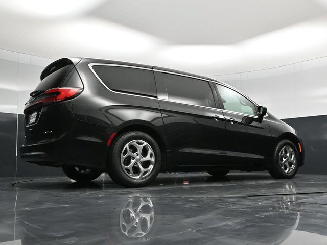 Certified 2024 Chrysler Pacifica Limited FWD image 59
