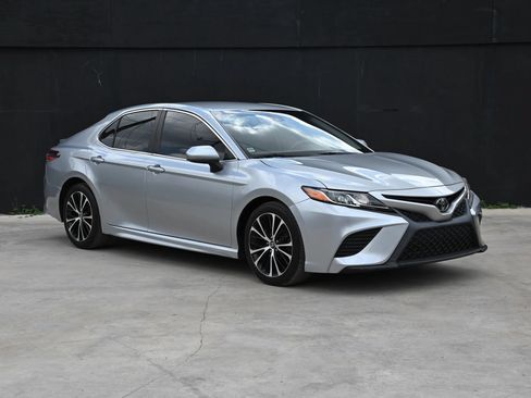 Used 2018 Toyota Camry SE FWD image 1