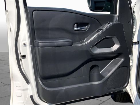 Used 2025 Nissan Frontier SV RWD image 19