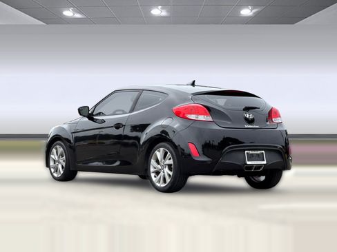 Used 2017 Hyundai Veloster FWD image 3