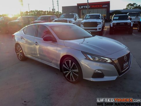 Used 2021 Nissan Altima 2.5 SR image 1