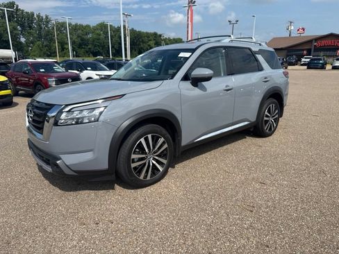 Used 2025 Nissan Pathfinder Platinum w/ Cargo Package AWD/4WD image 3