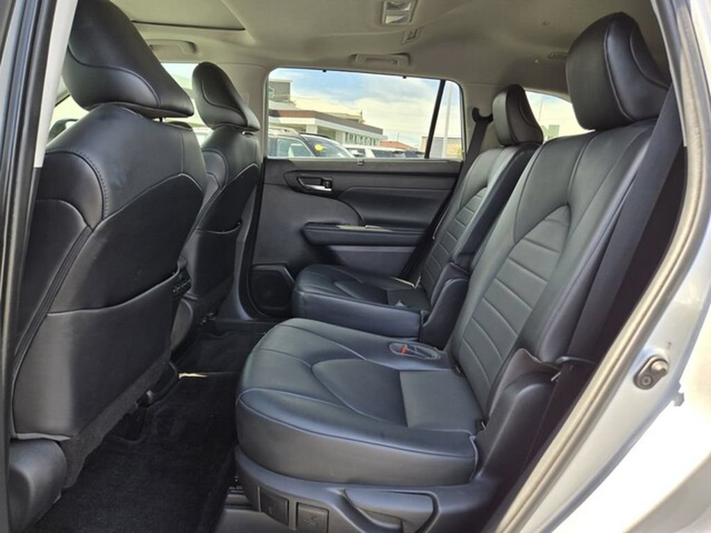 Used 2021 Toyota Highlander XLE FWD image 13