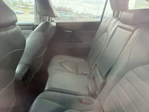 Used 2023 Toyota Highlander XLE image 21