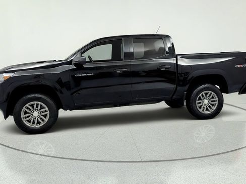 Used 2023 Chevrolet Colorado LT AWD/4WD image 2