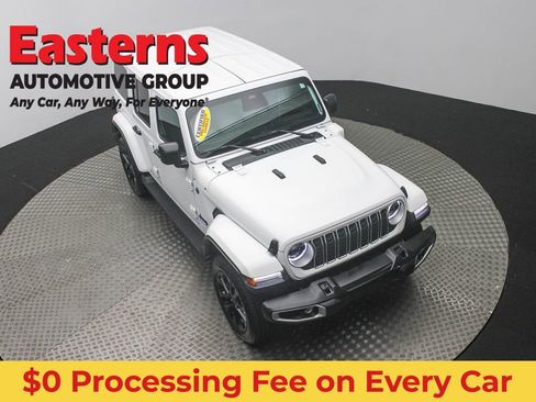 Used 2025 Jeep Wrangler Unlimited Sahara AWD/4WD image 3