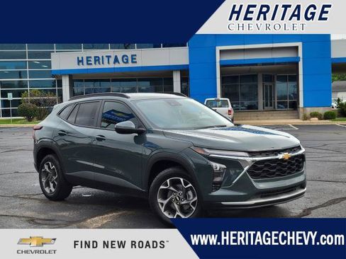 Used 2025 Chevrolet Trax LT FWD image 1